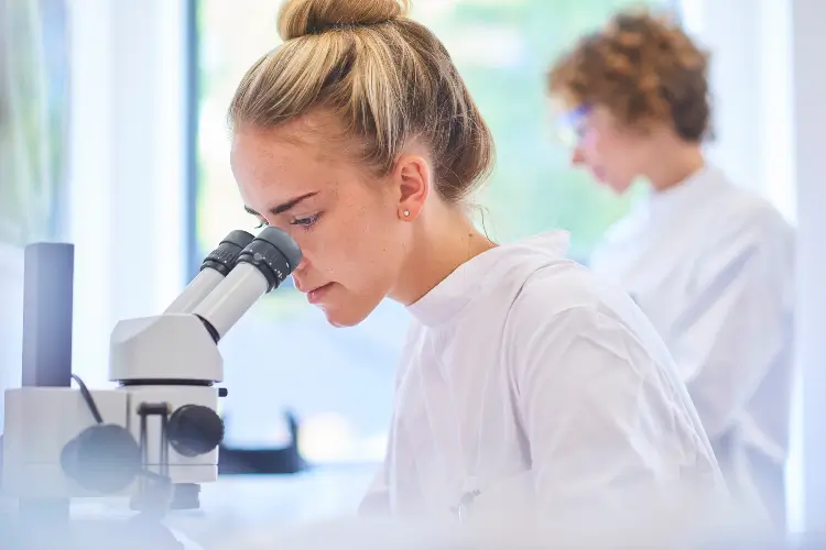 Woman sitting at the microscope